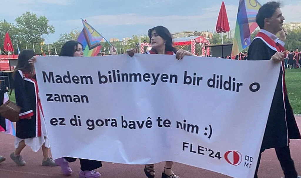 ODTÜ Mezuniyet Töreninde Kürtçe Küfürlü Pankart