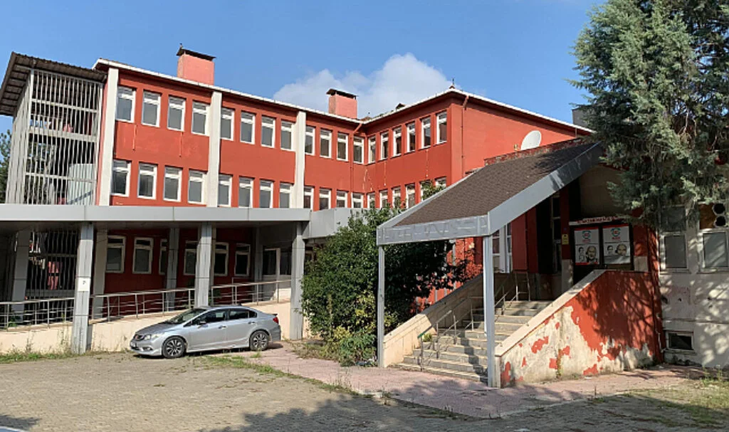Salıpazarı'nda Eski Hastane Modern Hizmet Binası Oluyor