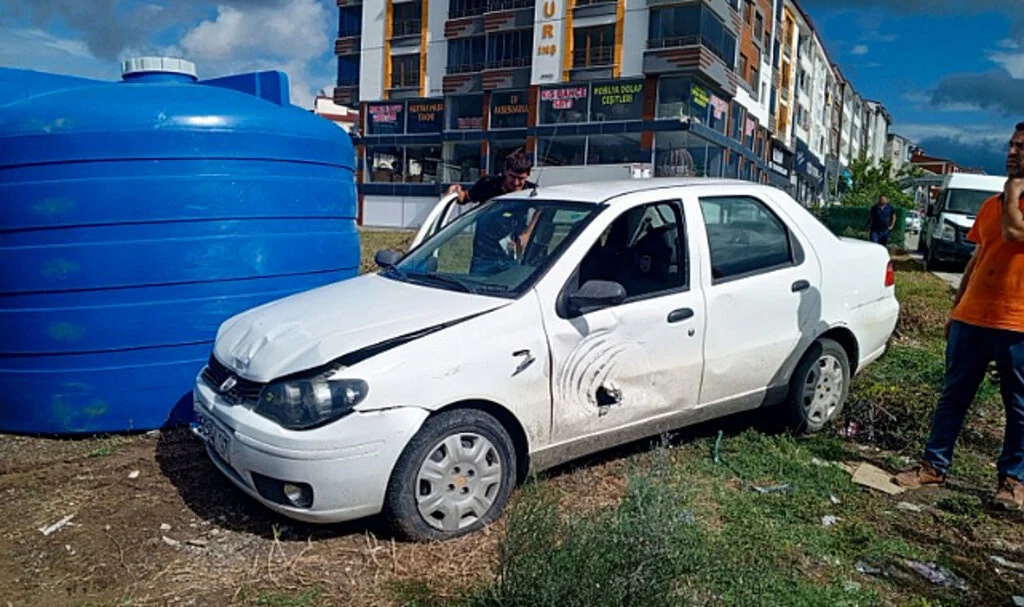 Samsun Bafra’da Otomobil Su Tankına Çarptı: 1 Yaralı