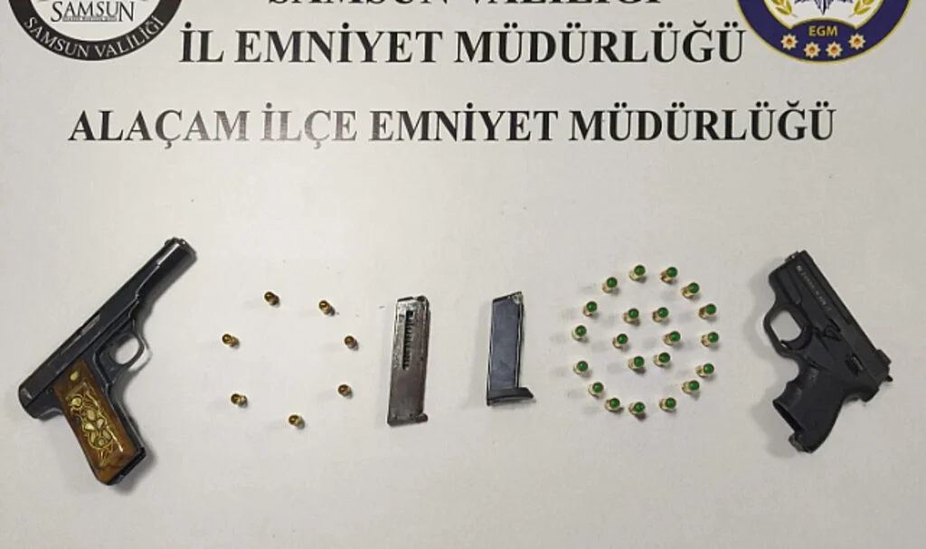 Samsun'da 2 Zanlının Üzerinde Ruhsatsız Silah Ele Geçirildi