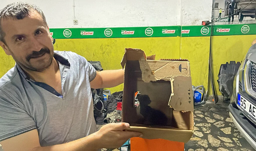 Samsun'da Aracın Motoruna Sıkışan Kedi Yavrusu Kurtarıldı