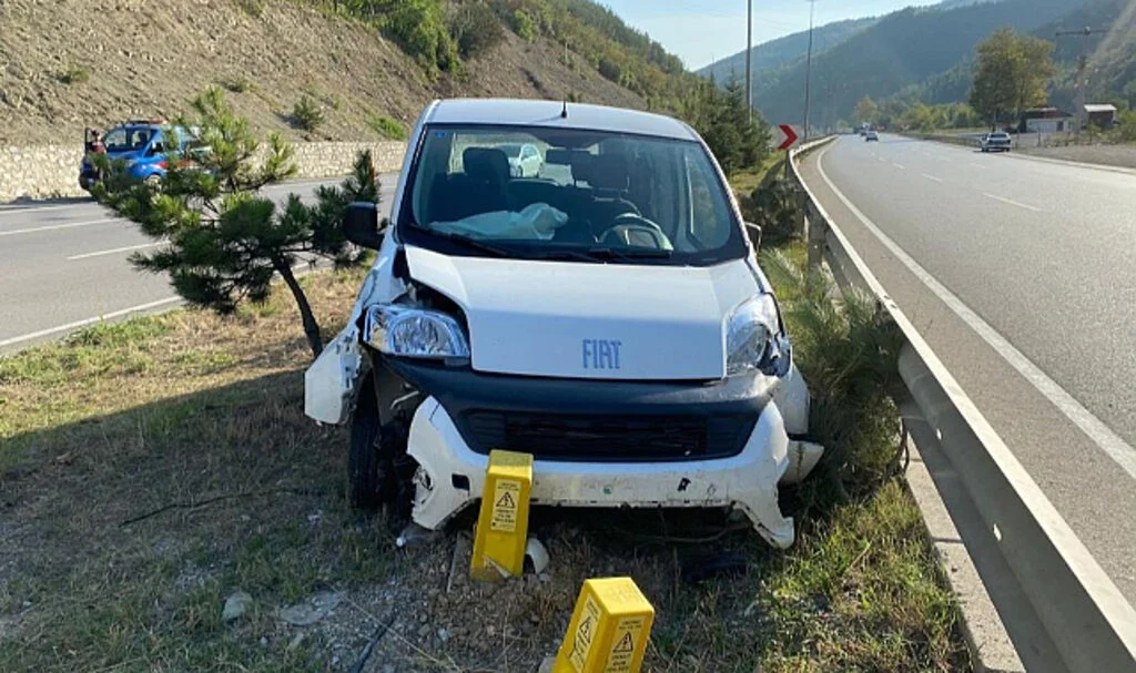 Samsun'da Bebekli Araç Ağaca Çarptı: 2 Yaralı