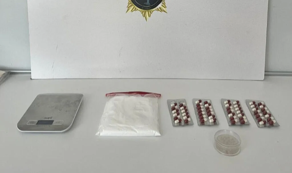 Samsun’da Boş Arazide Uyuşturucu Koli, Evde Ek Madde Bulundu