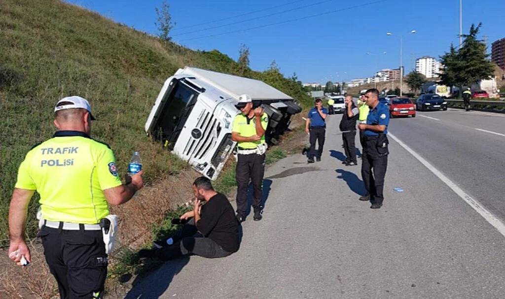 Samsun'da Devrilen Tırın Sürücüsüne Polisten Su İkramı ile Teselli