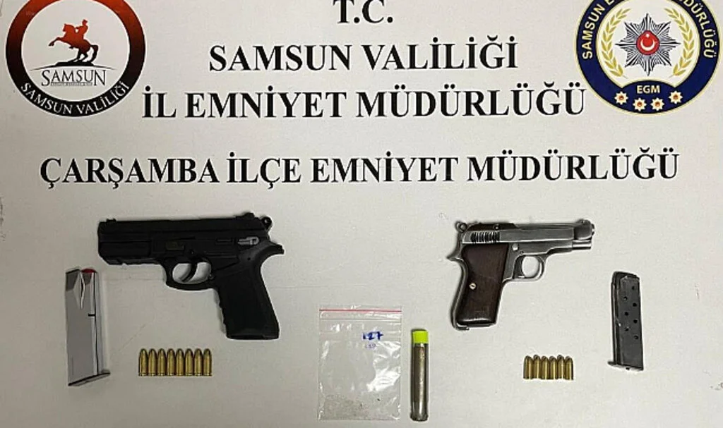 Samsun'da Durdurulan Araçta Silah ve Uyuşturucu Ele Geçti: 3 Gözaltı