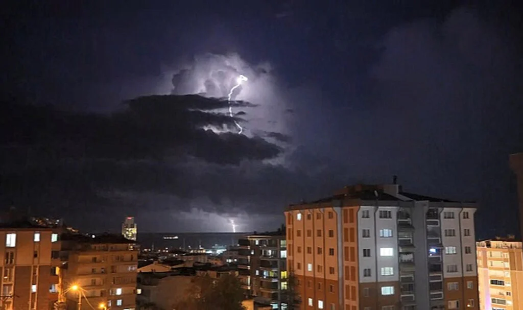 Samsun'da Geceyi Aydınlatan Şimşekler Görsel Şölen Sundu