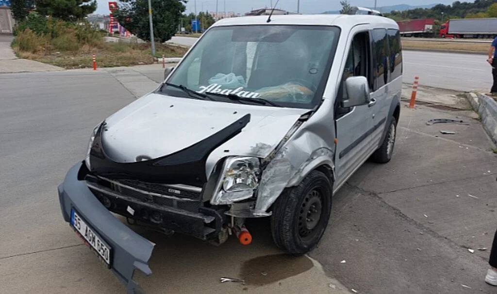 Samsun'da Hafif Ticari Araç ve Otomobil Çarpıştı: 1 Yaralı