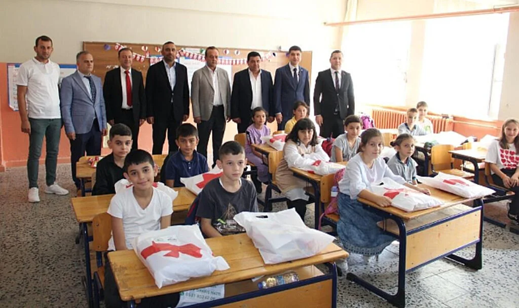 Samsun'da Hayırsever İş Adamlarından Öğrencilere Kırtasiye Desteği