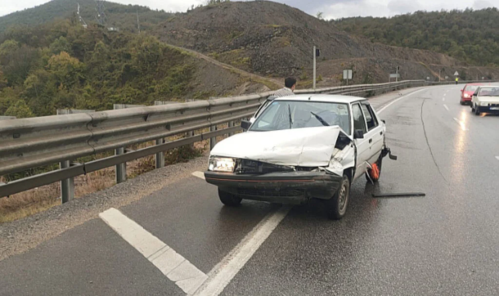 Samsun'da Otomobil Bariyere Çarptı: 3 Kişi Yaralandı