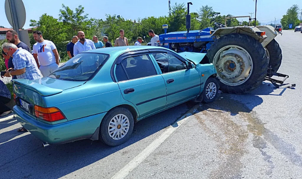 Samsun’da Otomobil ile Traktör Çarpıştı: 3 Kişi Yaralandı