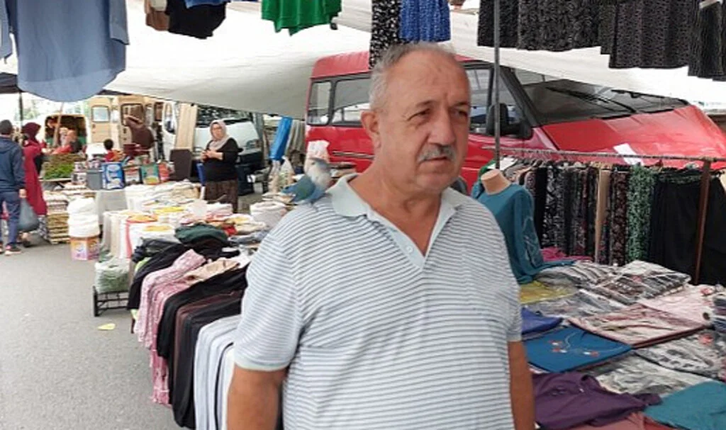 Samsun'da Sevda Papağanı İle Dolaşan Adam İlgi Odağı Oldu