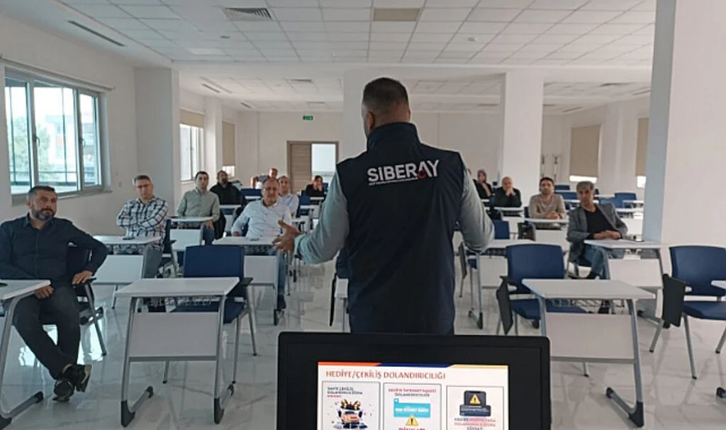Samsun'da Siber Polisi Kamu Çalışanları ve Öğrencilere Bilgilendirme Semineri Verdi