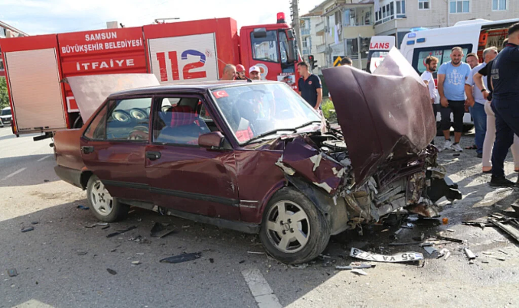 Samsun'da Ticari Araç ile Otomobil Çarpıştı: 3 Kişi Yaralandı
