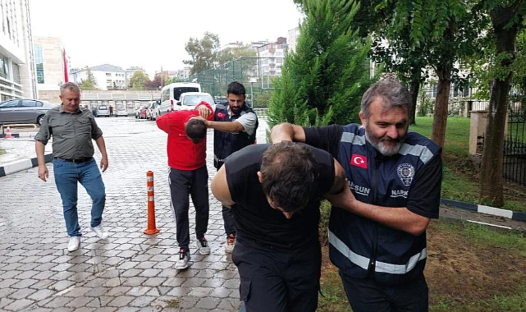  Samsun'da Uyuşturucu Ticareti Yapan 2 Kişi Tutuklandı