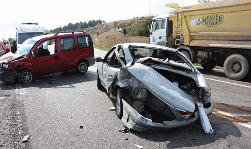 Samsun Havza’da Ticari Araç ve Otomobil Çarpıştı: 4 Yaralı