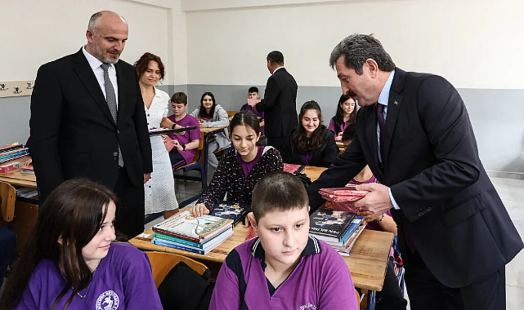 Samsun Valisi Orhan Tavlı Öğrencilere Ders Kitaplarını Dağıttı