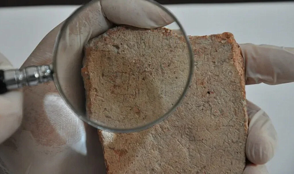 Silifke Kalesi'nde Bizans Dönemine Ait Tılsımlı Mezar Tableti Bulundu