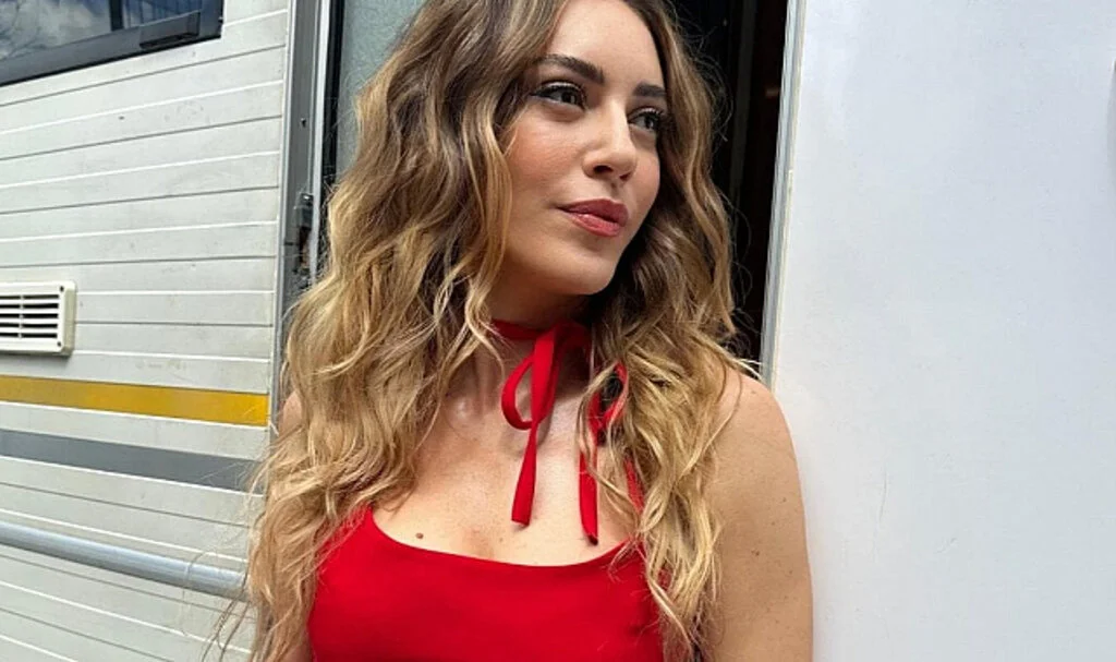 Sinem Kobal 'Her Şeyin Başı Merkür' ile Ekranlara Döndü