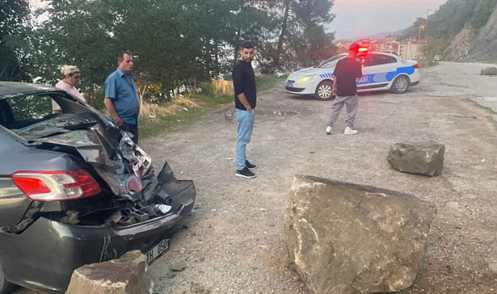 Sinop’ta Park Halindeki Araca Kaya Düştü