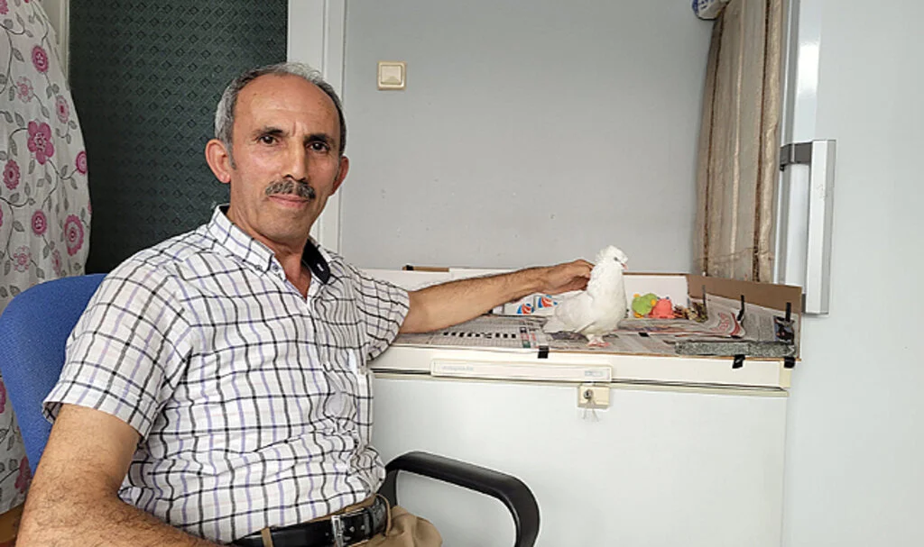 Tek Bacağını Kaybeden İşçiye Yoldaş Olan Sakat Güvercin "Paşa"