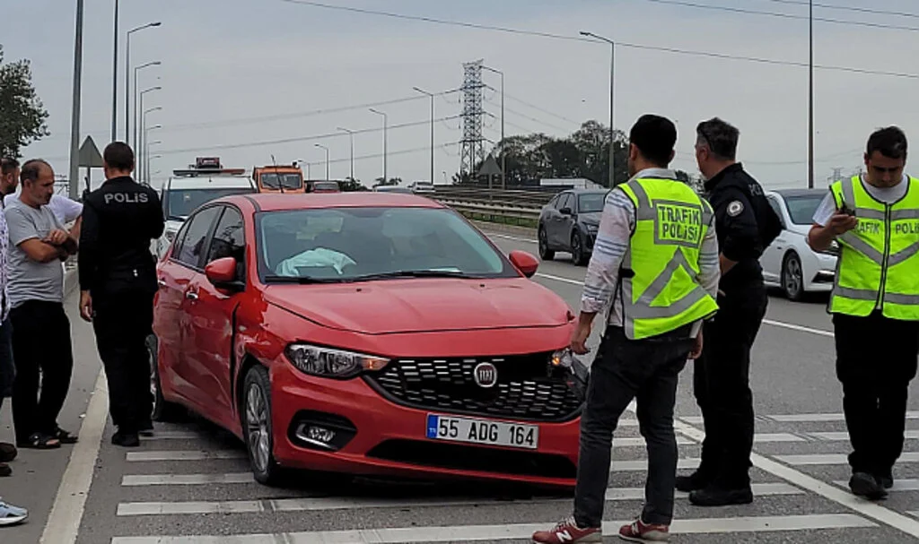 Tekkeköy'de İki Otomobil Çarpıştı: 1 Kişi Yaralandı