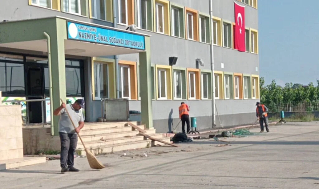 Terme'de Okullar Temizleniyor 