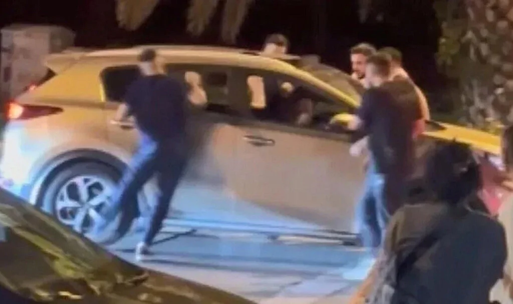 Trafikte Şok: Aracın Önünü Kesip İçindekileri Darp Ettiler