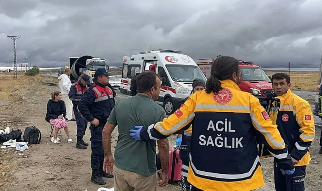 Turist Minibüsü Takla Attı: 18 Kişi Yaralandı