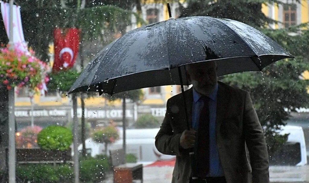 Yağışlar Başladı: Karadeniz'de 4 İle Sarı Kodlu Uyarı