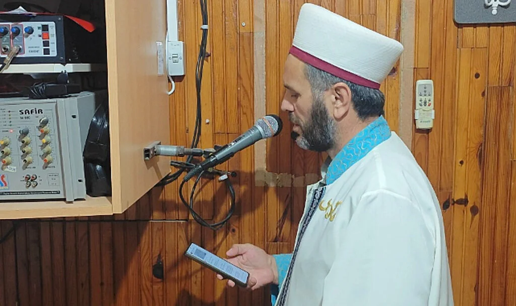 Yakakent’te Sağanak Yağış Uyarısı: Cami ve Belediye Hoparlörlerinden Anons Yapıldı