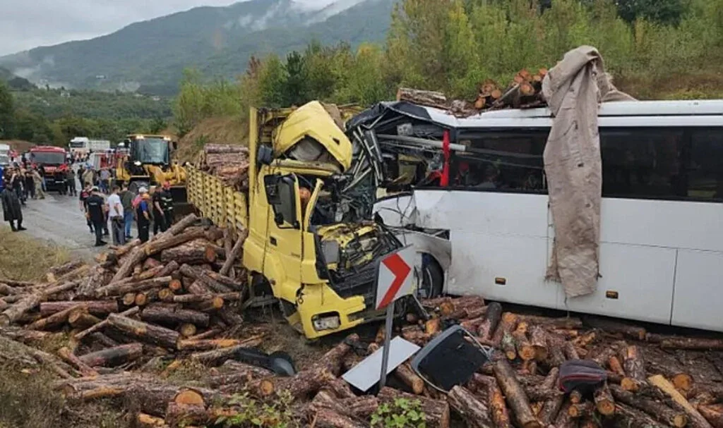 Yolcu Otobüsü Faciası: 2 Ölü, 23 Yaralı