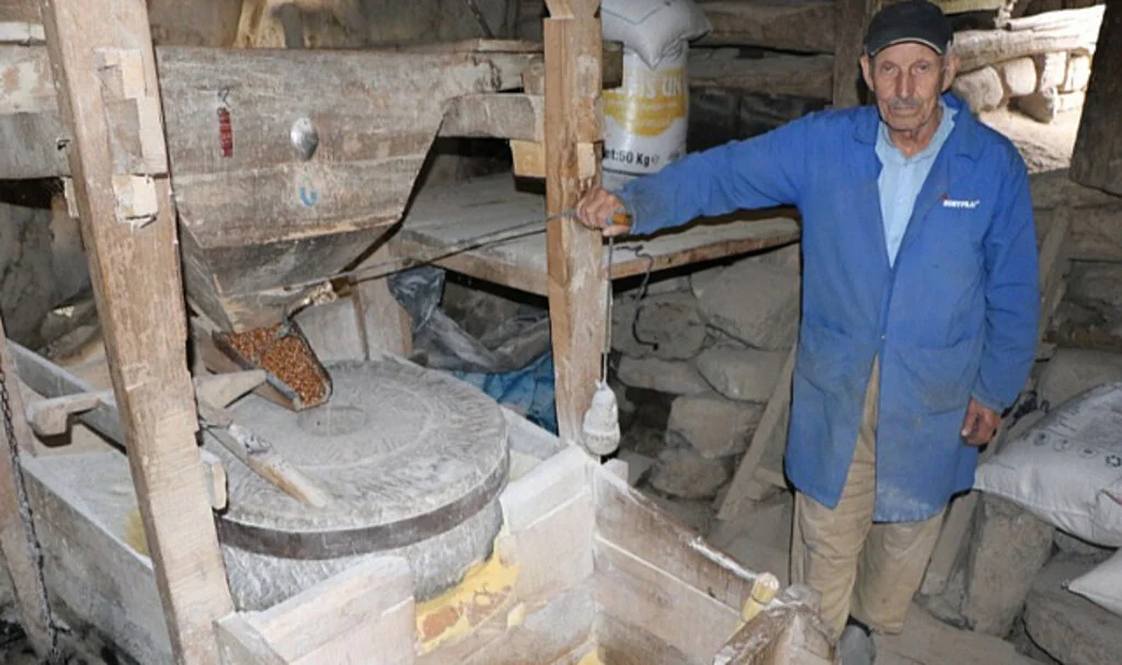 200 Yıllık Su Değirmeni Geleneksel Yöntemlerle Hizmet Veriyor