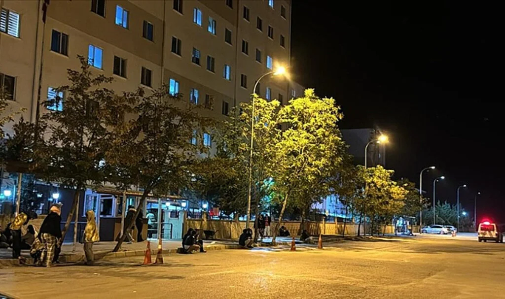 Afyonkarahisar Merkezli 4,4'lük Deprem: Vatandaşlar Sokaklara Döküldü