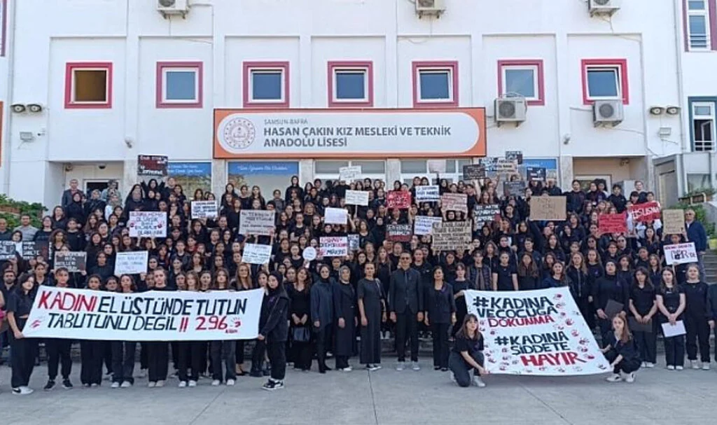 Bafra’da Öğrencilerden Kadına Şiddete Karşı Anlamlı Protesto