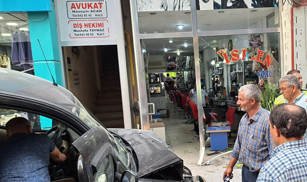 Bafra'da Ticari Araç Kaza Yaptı: 2 Yaralı