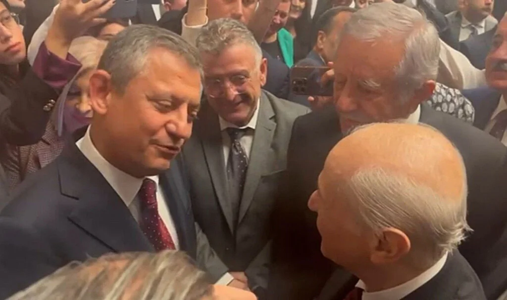 Bahçeli ve Özel TBMM'de Tokalaşarak Kısa Sohbet Gerçekleştirdi