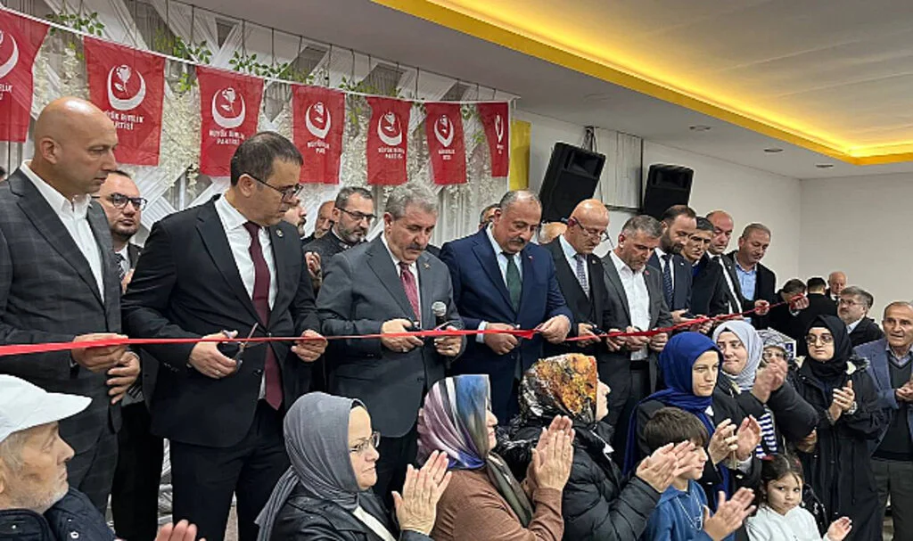 BBP Lideri Destici, Salıpazarı'nda Toplu Açılışa Katıldı