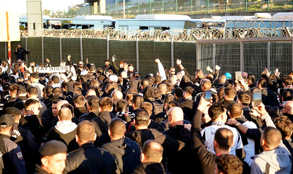 Beşiktaş Taraftarı Derbi İçin RAMS Park'a Çıkarma Yaptı