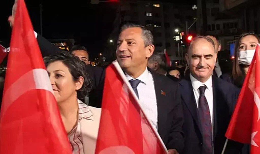 Beştepe'ye Katılmayan Özgür Özel Manisa'da Fener Alayına Katıldı