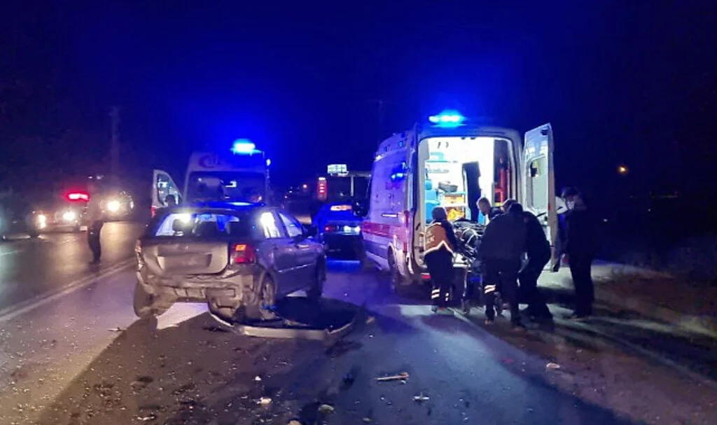 Çorum Alaca'da İki Otomobil Çarpıştı: 4 Kişi Yaralandı