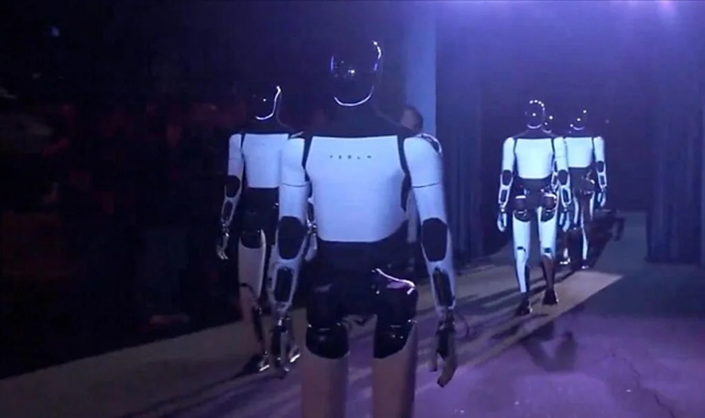 Elon Musk, Tesla'nın Otonom Araçları ve İnsansı Robotlarını Tanıttı