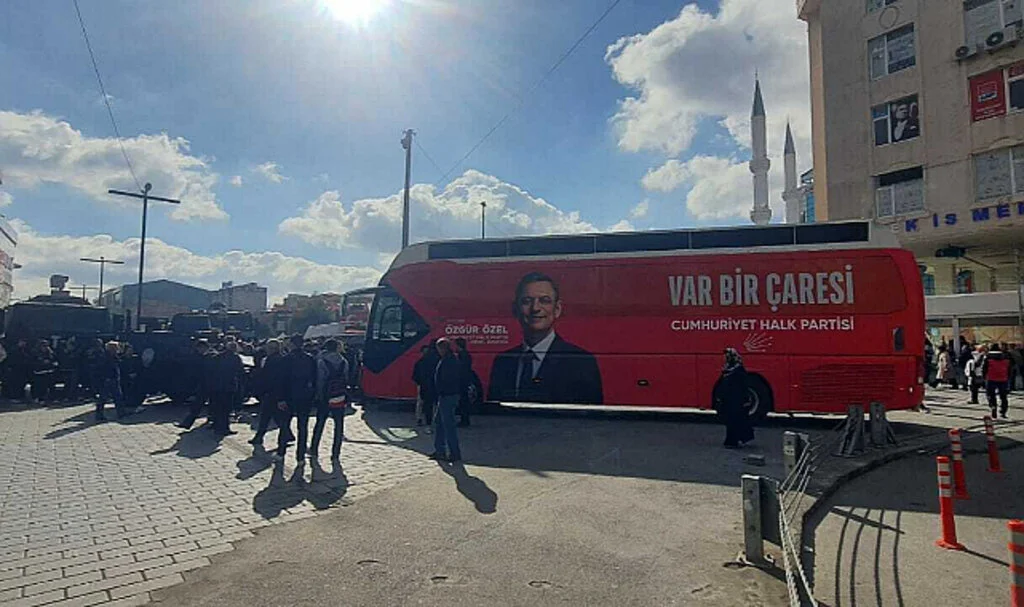 Esenyurt’ta polis ablukası! CHP'nin otobüsüne engelleme