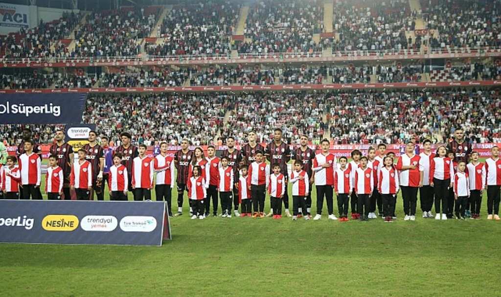 Galatasaray'da Şanssız Sakatlık: İsmail Jakobs Oyuna Devam Edemedi!