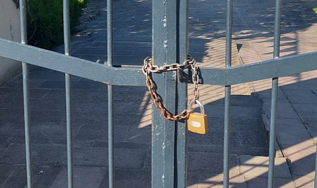 Şehitlik kapatılmadı korumaya alındı 