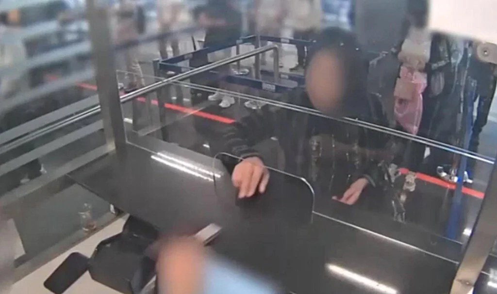 Havalimanında Cinsel Organlarında Taşıdıkları Külçe Altınlarla Yakalandılar