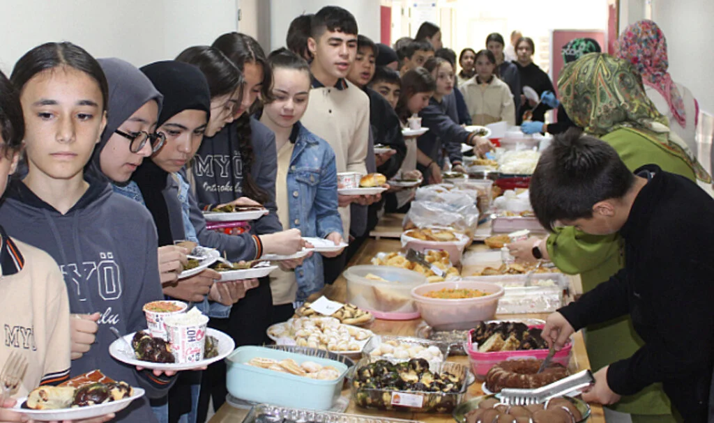 Havza'da Ortaokul Öğrencilerinden İhtiyaç Sahibi Arkadaşlarına Kermes