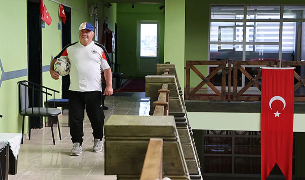 Huzurevinde Futbol Ateşi: Maradona Kamil'in Hikayesi