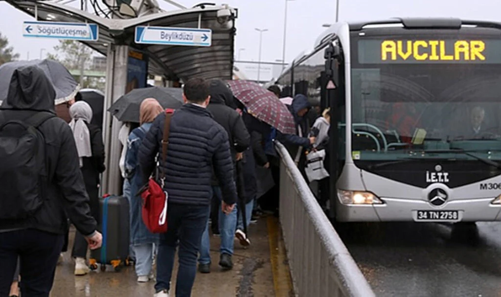 Metrobüste Doğum Yapan Anne Hastaneye Kaldırıldı