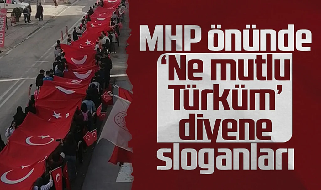MHP önünde 'Ne mutlu Türküm' diyene sloganları 