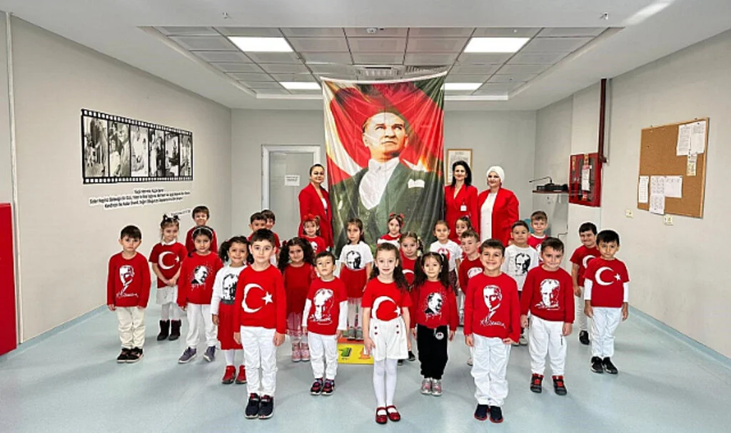 Minikler hastanede Cumhuriyet'i kutladı, hastalar moral buldu